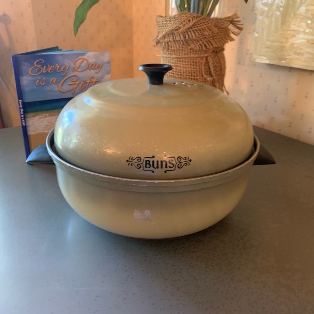 Mirro, VINTAGE bun Warmer finest Aluminum, GREEN, late 1990’s, small dents.
